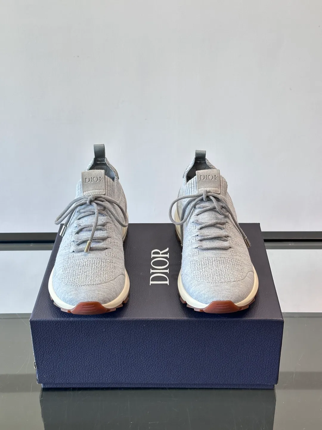 Men's Men's Shoes 💰p440 "Dior" B80 sneakers are a new product of Dior men's series, focusing on comfort and fashion. The upper is made of breathable mesh + fabric splicing, which is lightweight and fits the shape of the foot, making it super comfortable for daily wear. The sole is made of rubber, which has great grip and wear resistance, and is suitable for commuting or light sports. The overall style is simple, the gray tone is versatile, and the shoelaces are adjustable for a more stable fit. Designed by Kim Jones, it is both practical and trendy. It is one of the new hot items in early spring①. size: 39-45 (38.46 customized)